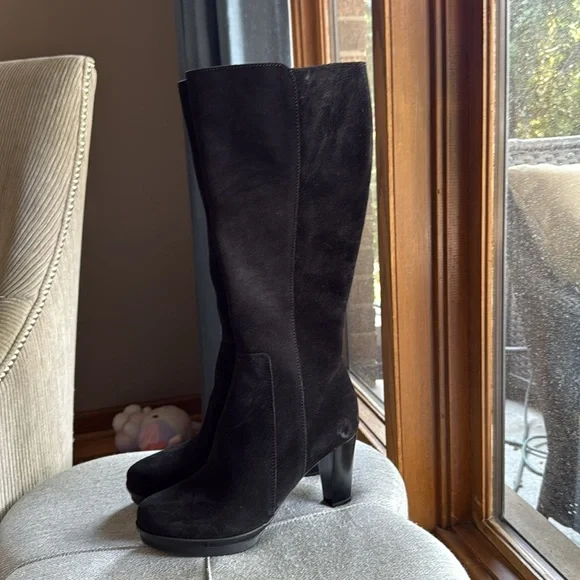 La Canadienne Elegant Black Knee-High Women's Boots - Picture 3 of 10